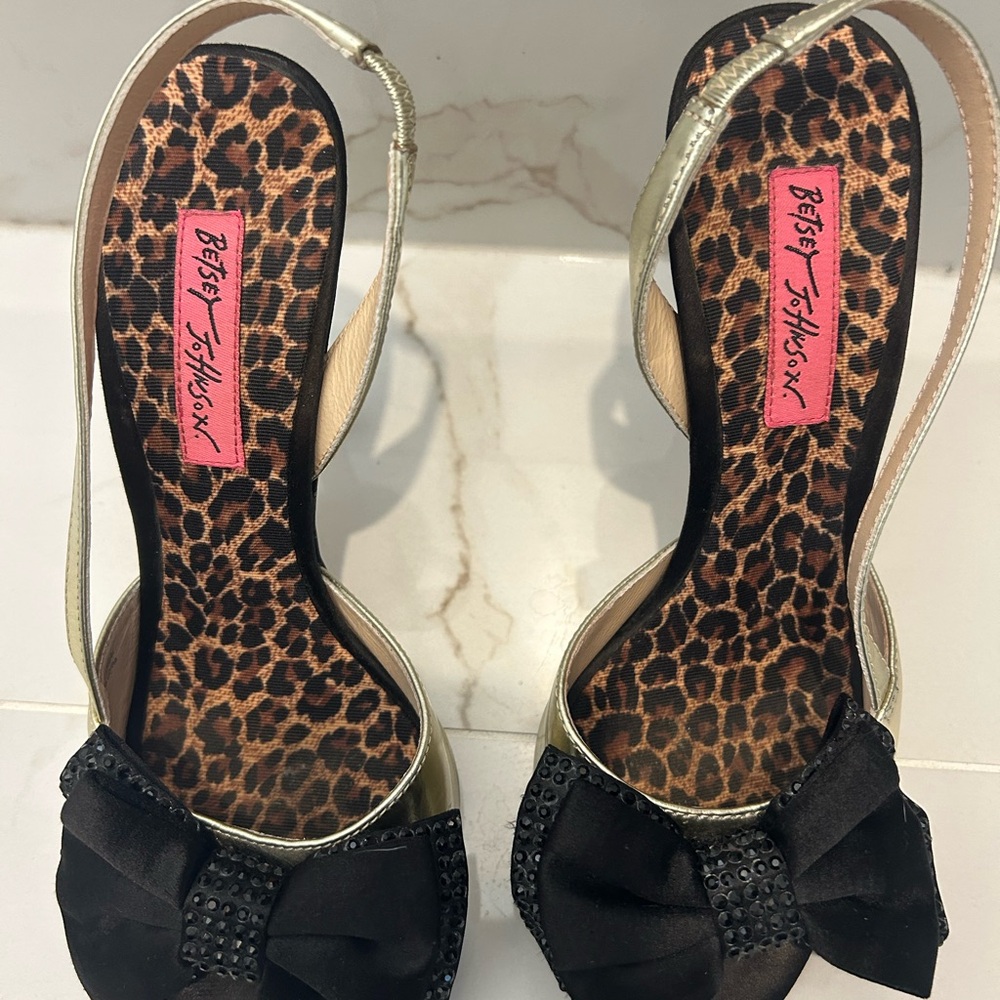 Betsey Johnson Black Bow Slingback Heels Gold Platform Leopard Insole Size 7 - Picture 6 of 8